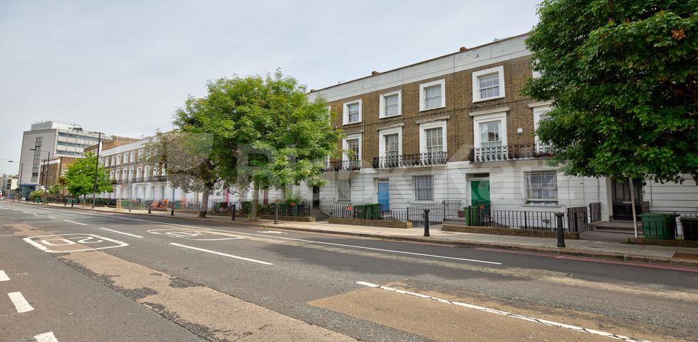 Wonderful spacious split level three bed within a period house in Camden. Camden Street, Camden